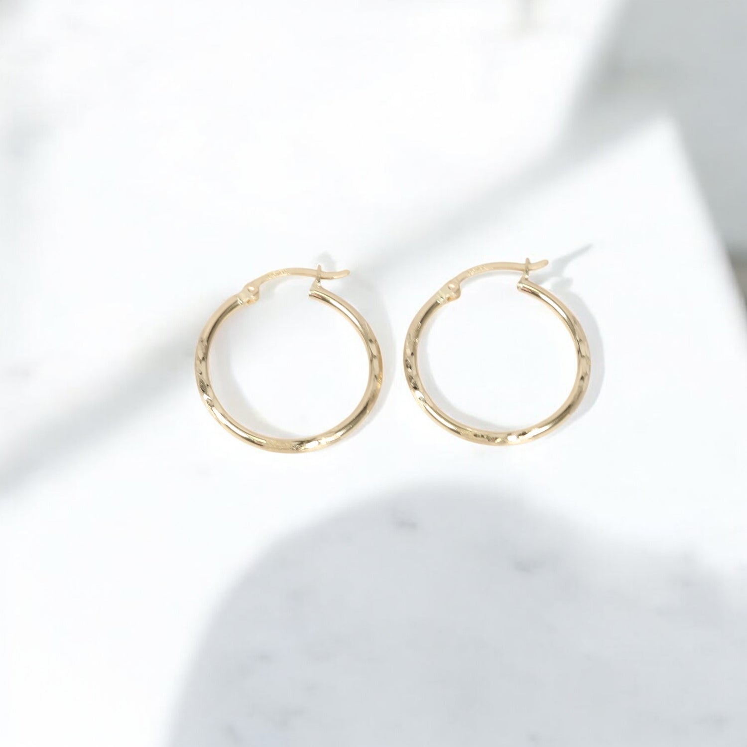 14K YG Luxury Hoop Earrings / 1.71gr / 1.1in /