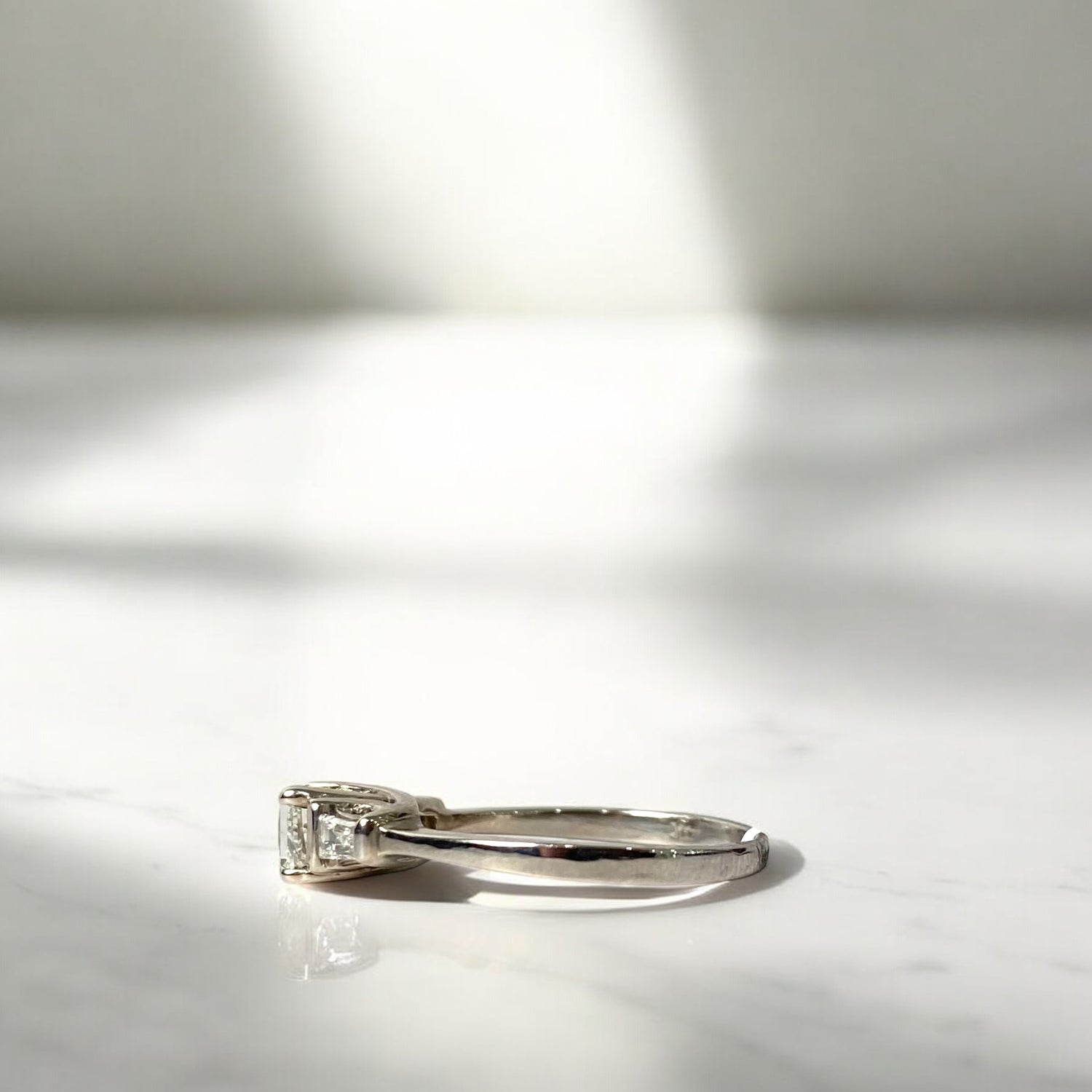 14K White Gold Luxury Engagement Ring With Diamond / 3.2gr / Size 8 1/2