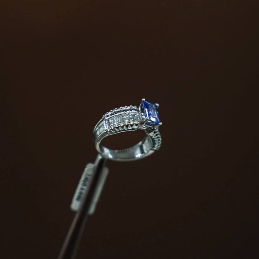 Tanzanite Ring 14K White Gold With Diamonds / 7.8gr / Size 7