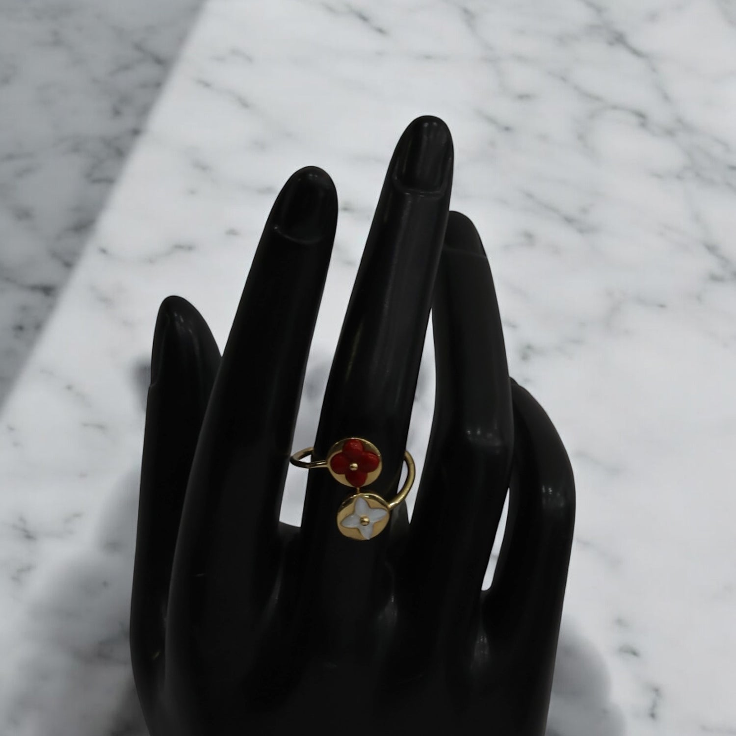 14K Yellow Gold Flower White/Red Ring / 2.2gr / Size 7.5