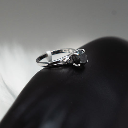 Black Diamond Engagement Ring 10K White Gold / 3.2gr / Size 7