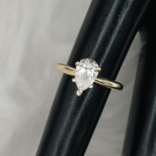 Pera Diamond Engagement Ring 14K Yellow Gold / 2.9gr / Size 5.5