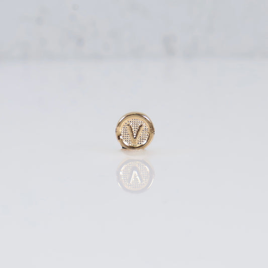 18K YG Letter V Textured Circle Ironwork / 0.2gr / 7mm /