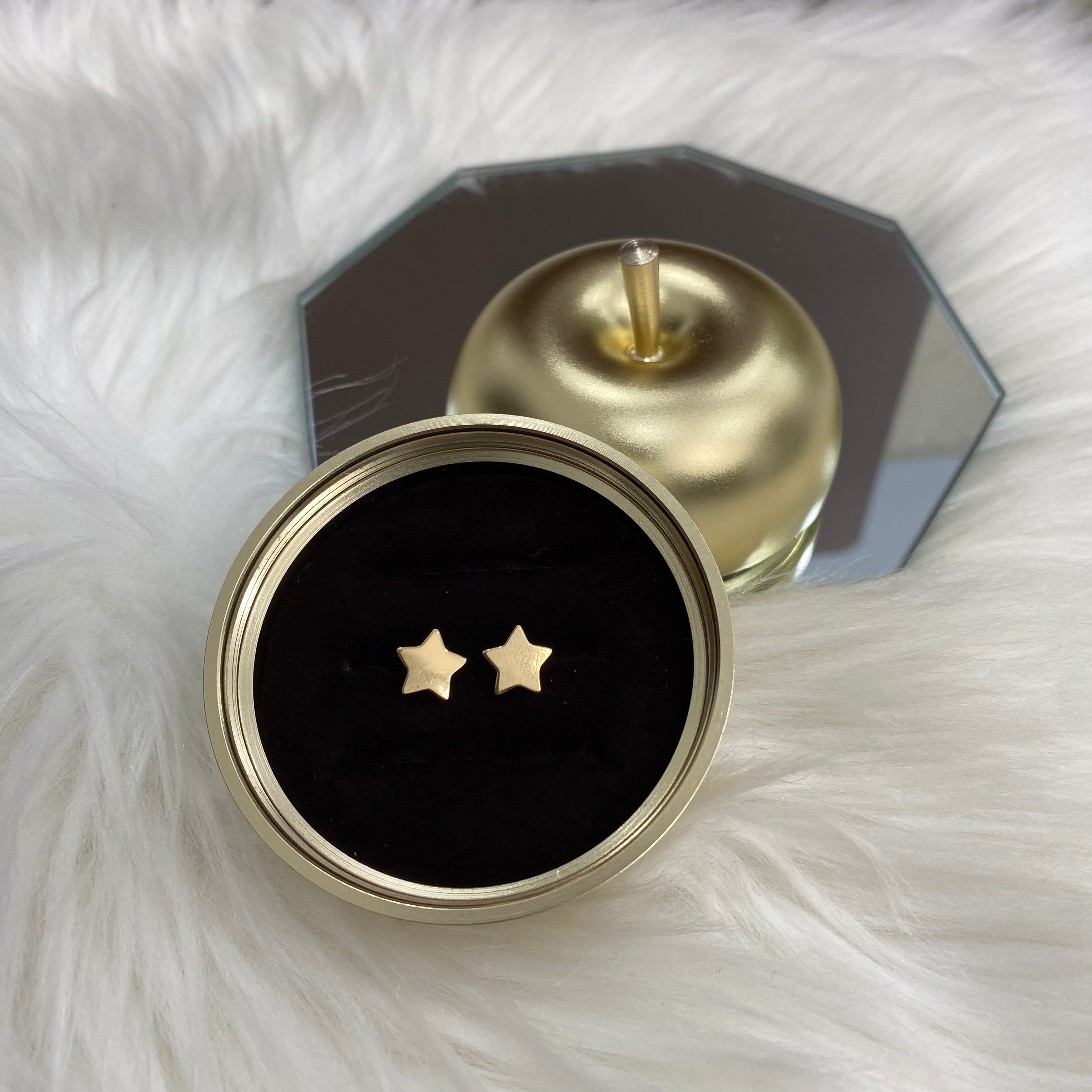 18K Yellow Gold Star Stud Earrings / 0.8gr