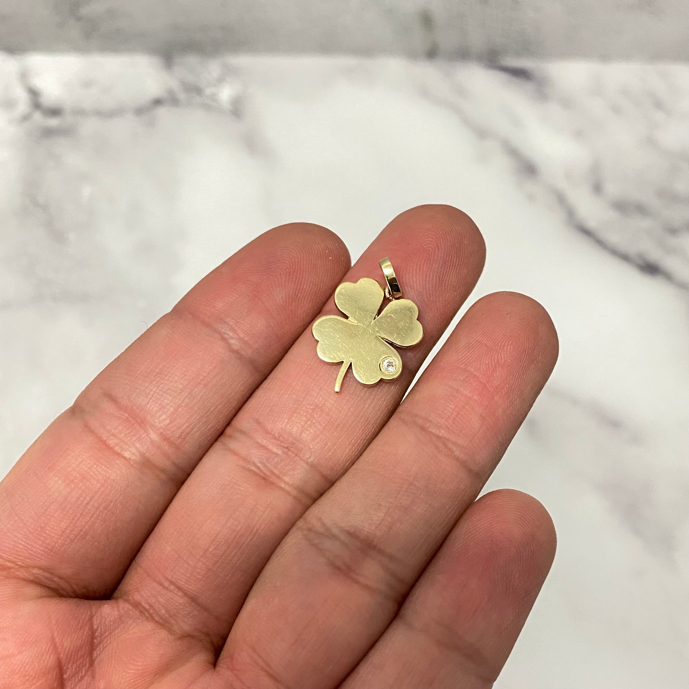 14K Yellow Gold Clover Pendant With Zircons / 1.3gr / 0.8in