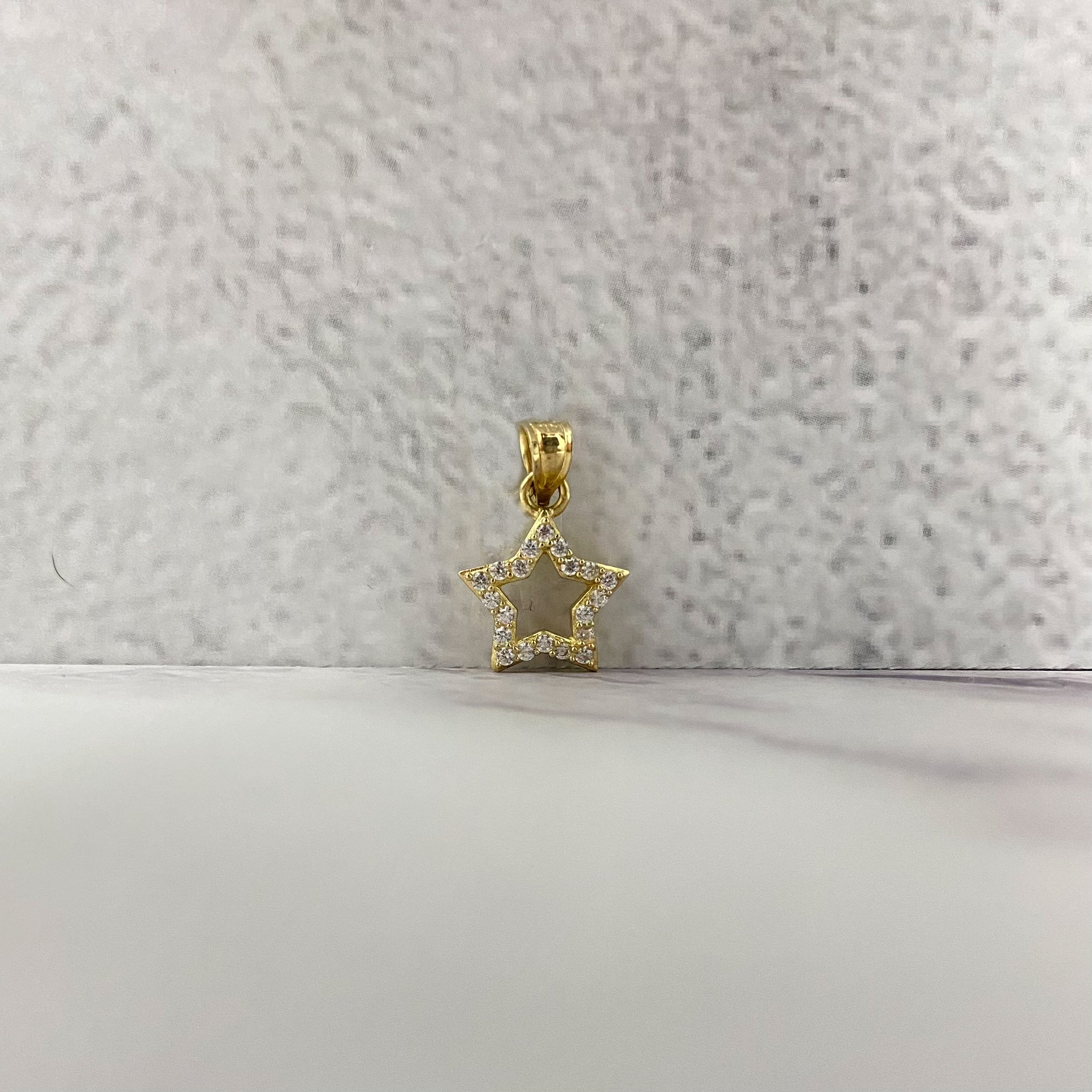 14K Yellow Gold Star Pendant With Zircons / 1gr / 0.7in