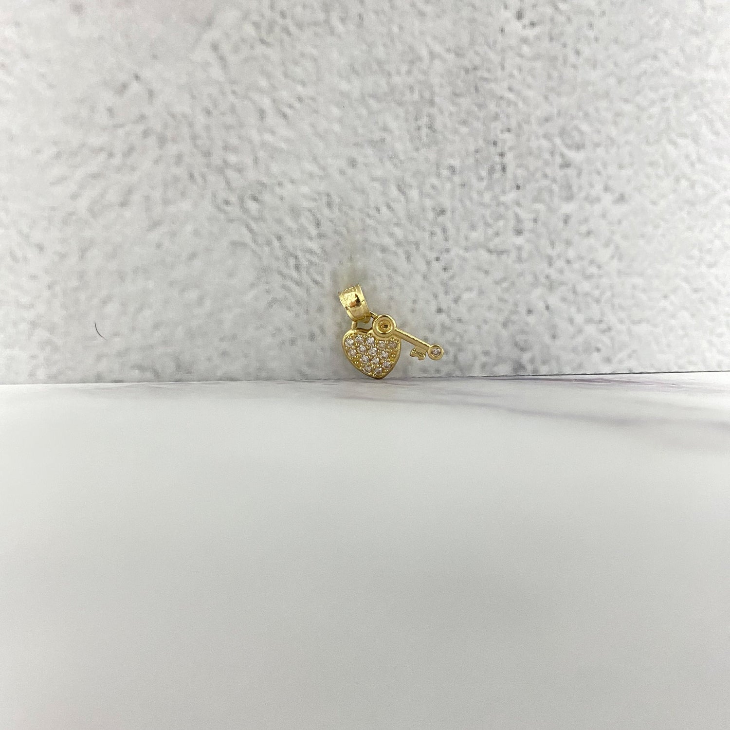 14K Yellow Gold Key Heart Lock Pendant With Zircons / 1.2gr / 0.5in
