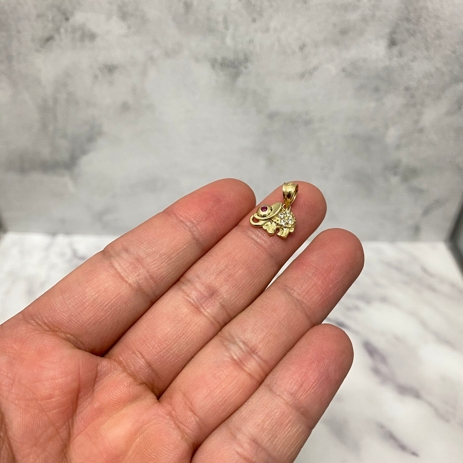 14K Yellow Gold Elephant Pendant With Fucshia Zircons / 1.3gr / 0.6in