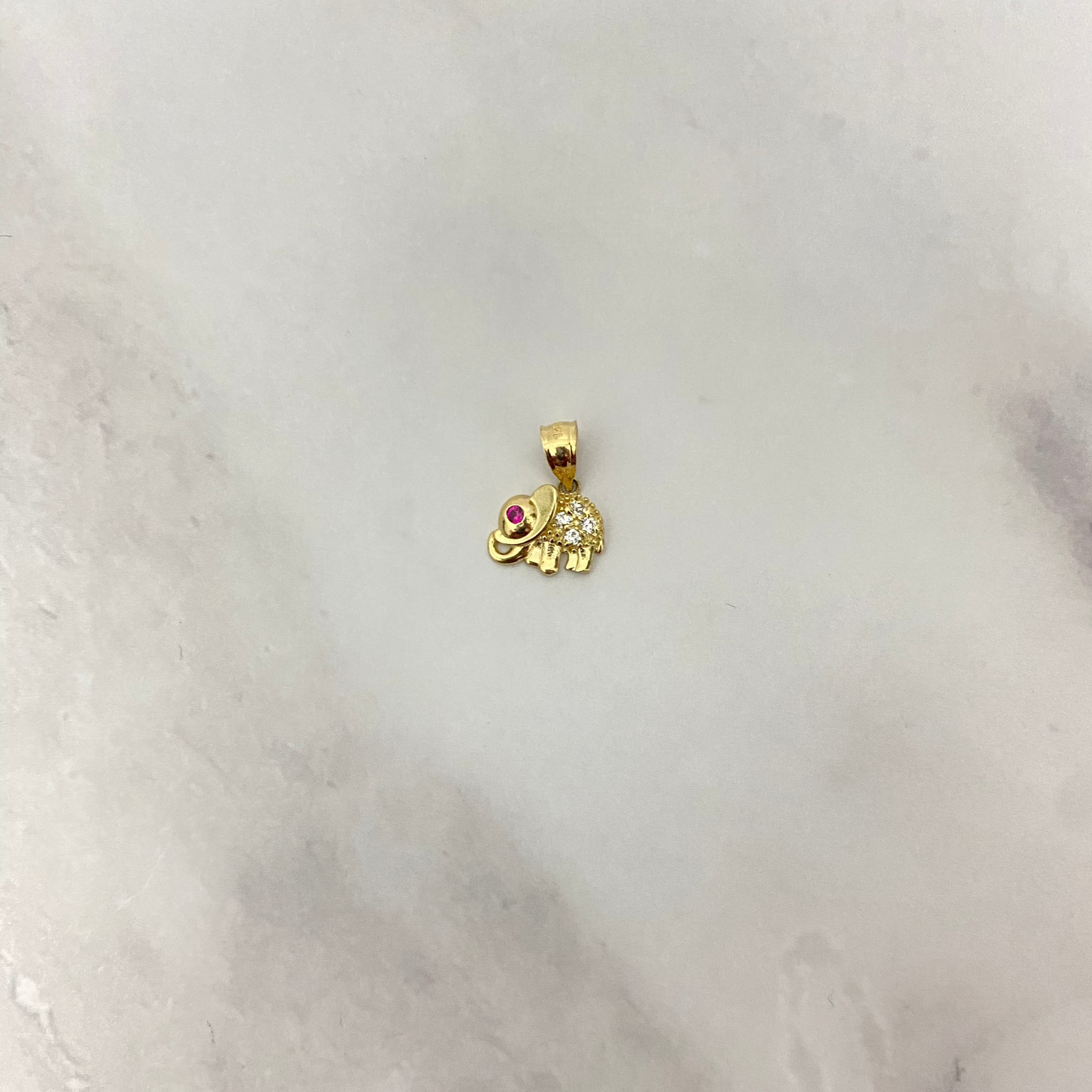14K Yellow Gold Elephant Pendant With Fucshia Zircons / 1.3gr / 0.6in