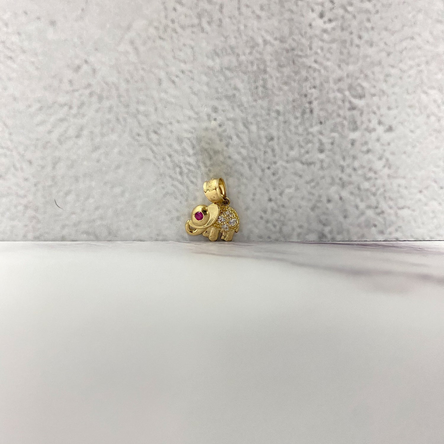 14K Yellow Gold Elephant Pendant With Fucshia Zircons / 1.3gr / 0.6in