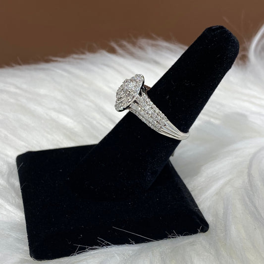 10K White Gold Diamond Flower Ring Ct Dia / 4.5gr / Size 7