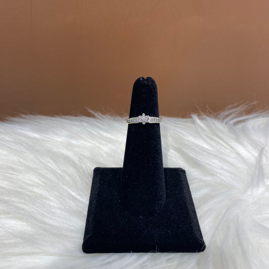10K White Gold Diamond Flower Engagement Ring Ct Dia / 2.2gr / Size 4