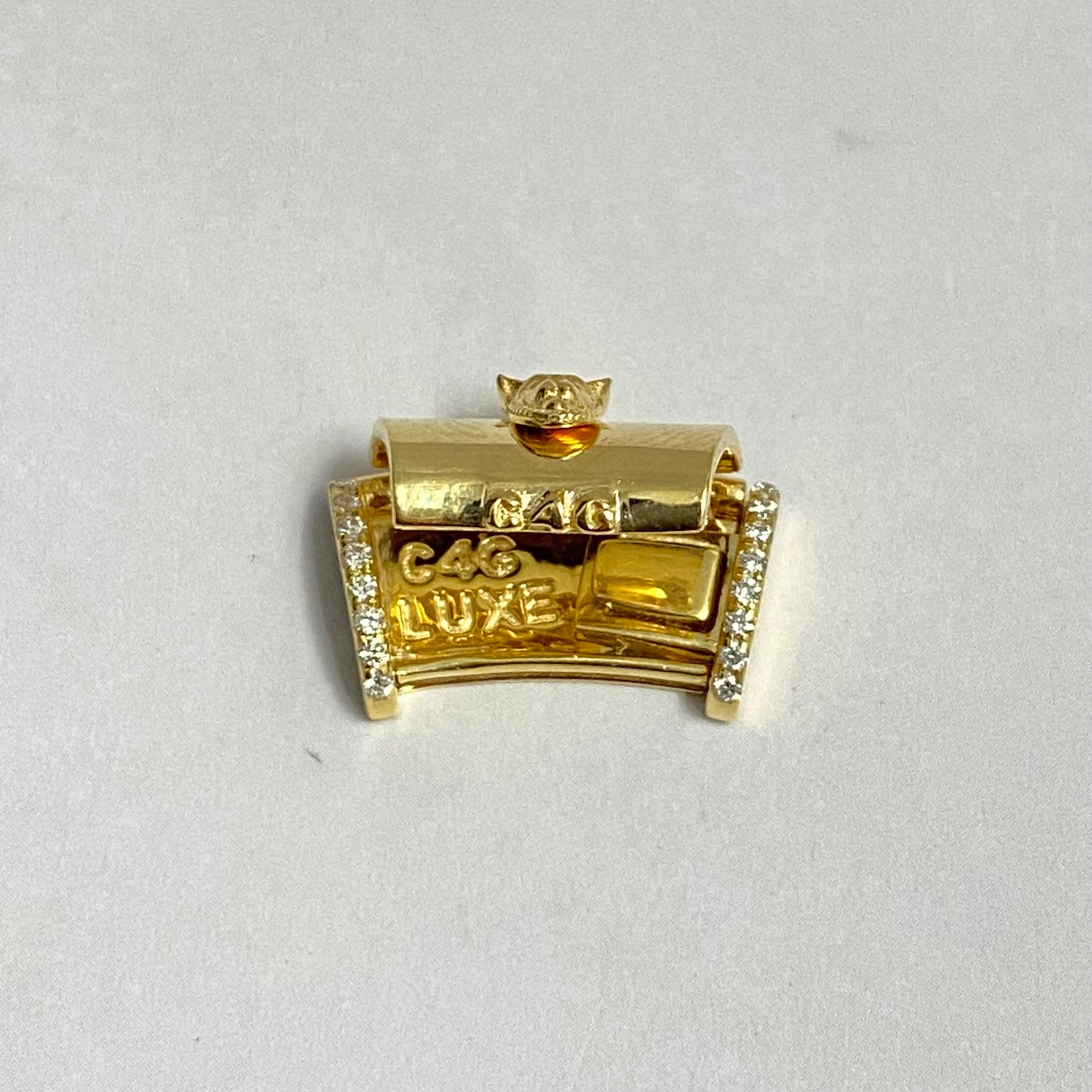 10K Yellow Gold Diamond On The Size Sleek Lock With Panther / 2.8gr / 9mm / 0.6in
