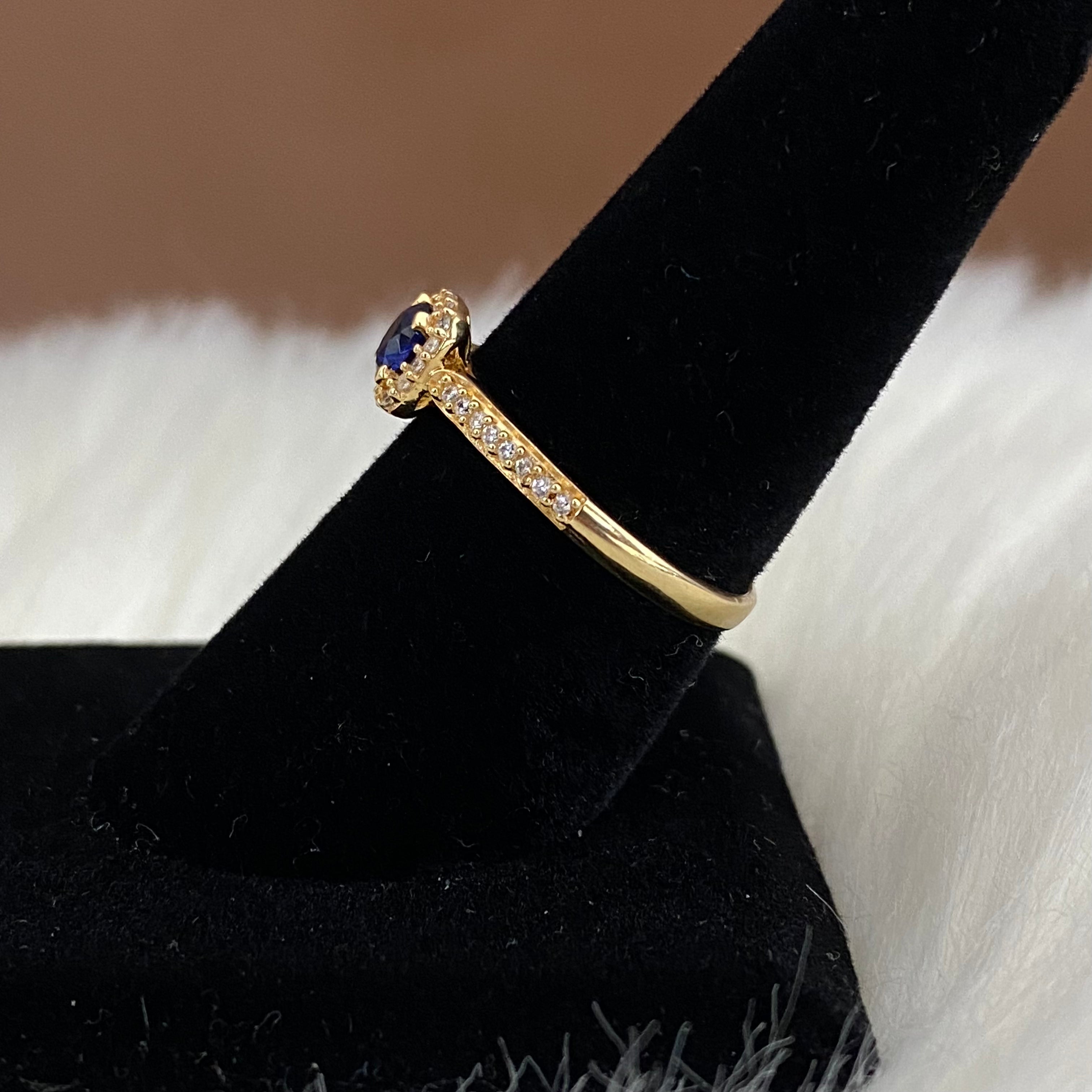 18K Yellow Gold Lone Halo Ring With Blue/White Zircons / 2.4gr / Size 7.5