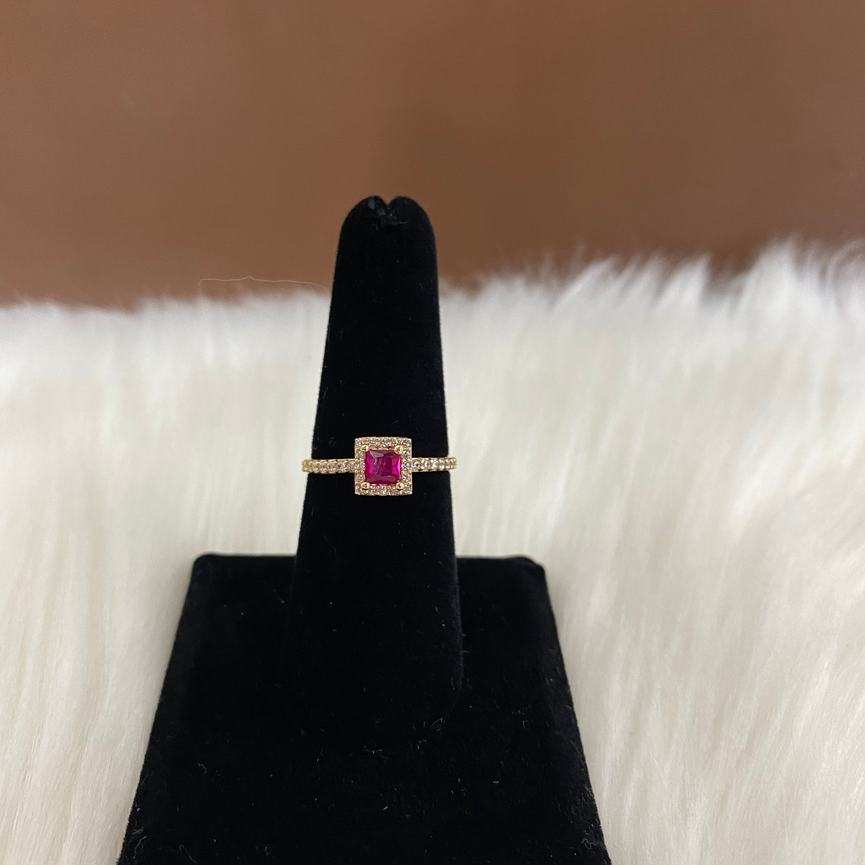 18K Yellow Gold Lone Square Ring With Fucshia/White Zircons / 2.1gr / Size 6.5