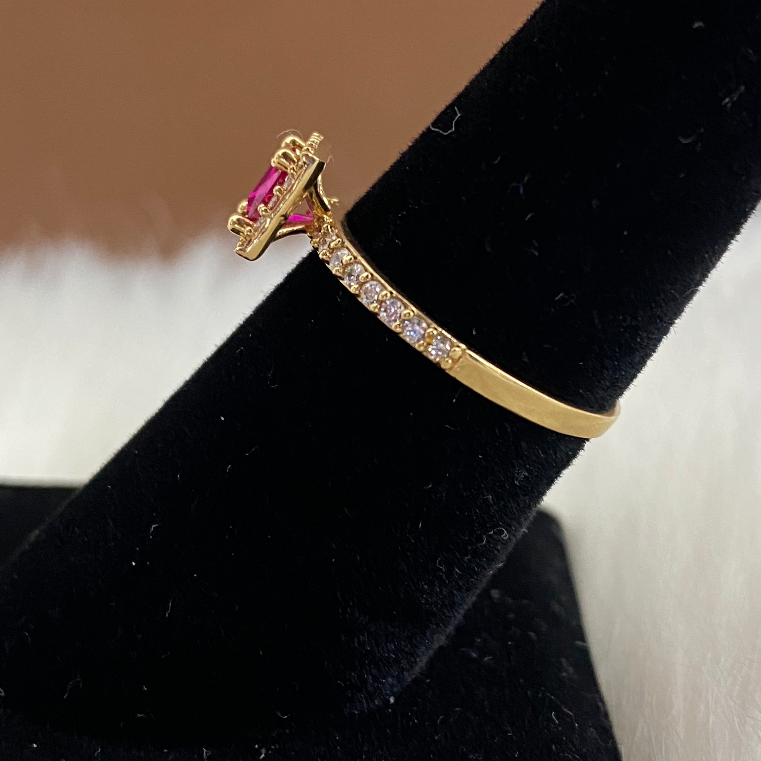 18K Yellow Gold Lone Square Ring With Fucshia/White Zircons / 2.1gr / Size 6.5