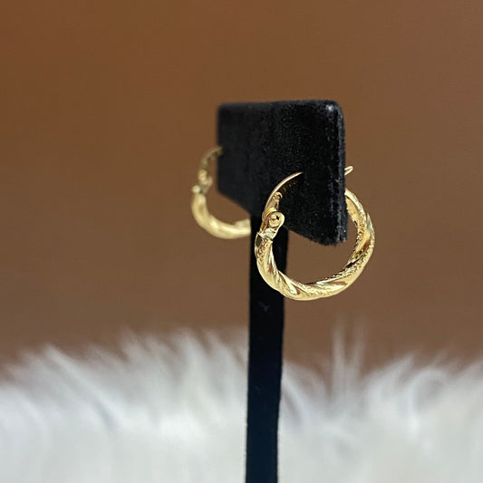 18K Yellow Gold Fashion Hoop Earrings / 0.95gr