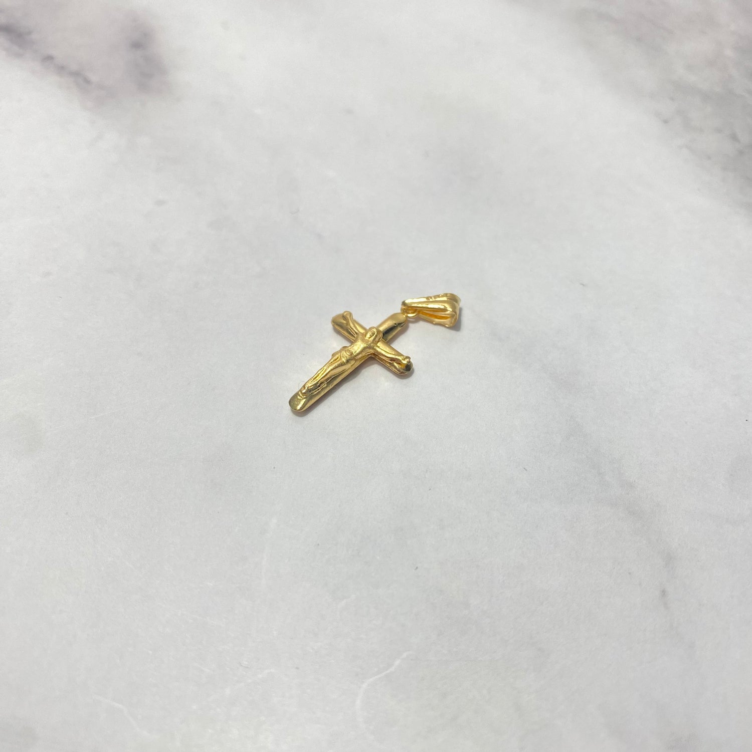 18K Yellow Gold Crucifix Pendant / 0.84gr / 1.2in