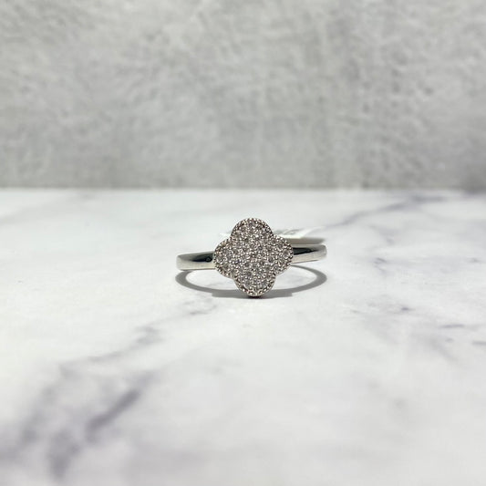 14K White Gold Diamond Clover Ring 0.17 Ct Dia / 3.18gr / Size 6 3/4