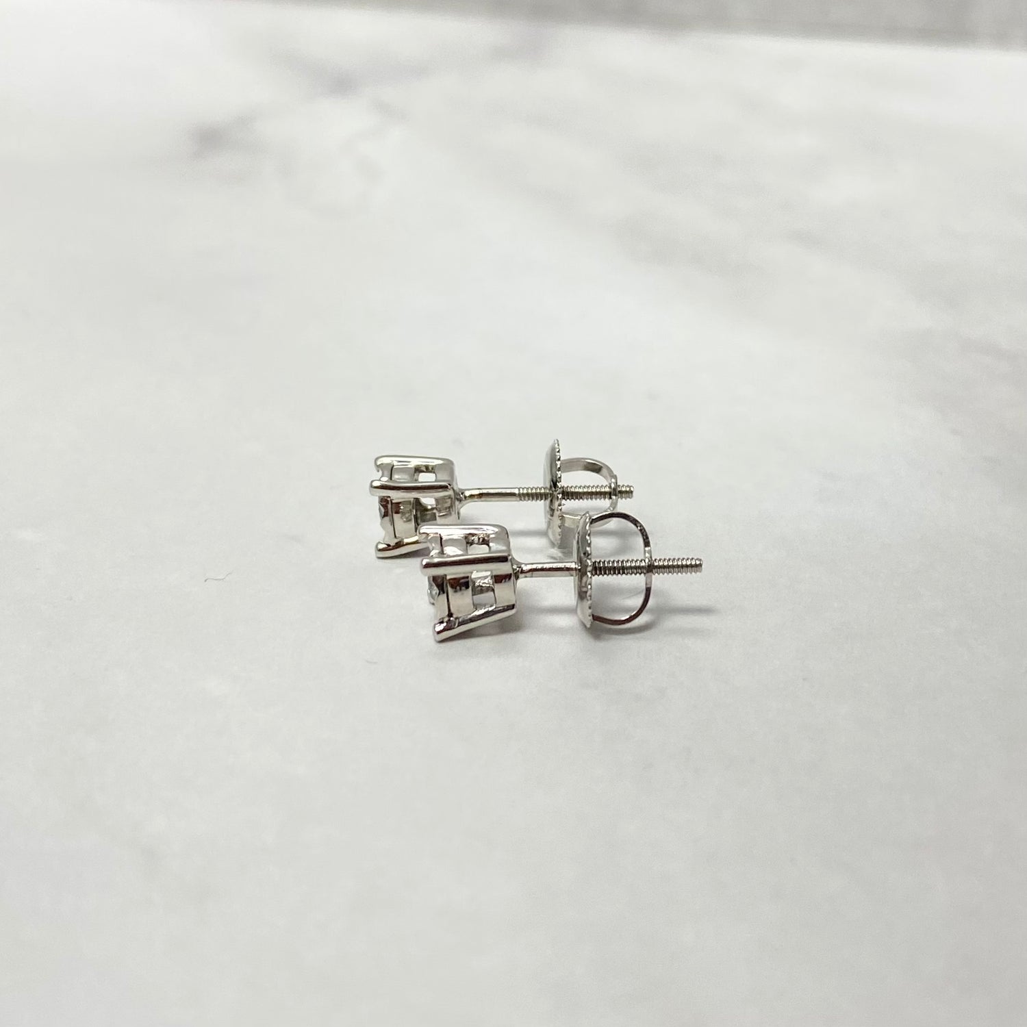 10K White Gold Diamond Round Fashion Stud Earrings 0.10Ct Dia / 1.17gr / 4mm