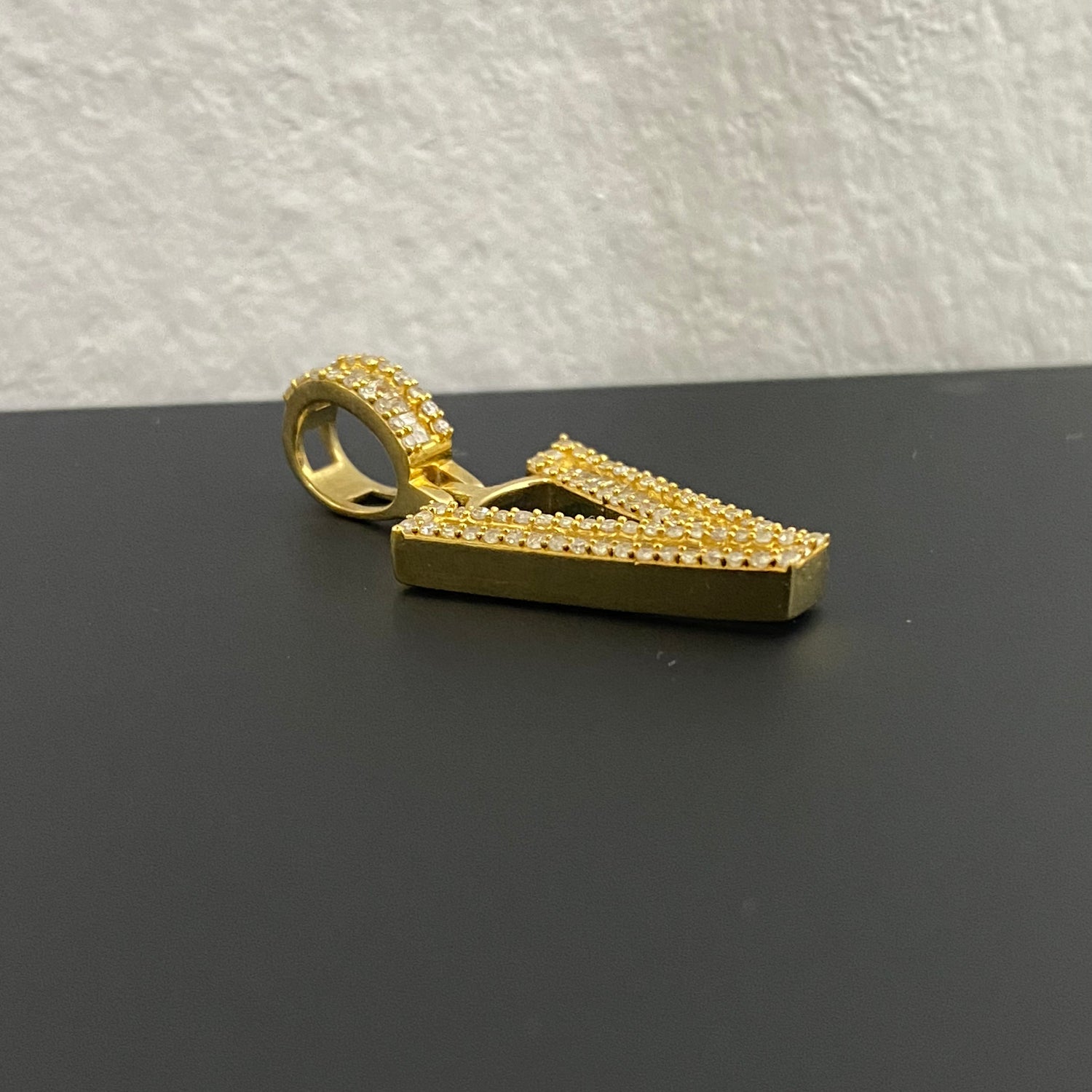 10K Yellow Gold Diamond Letter V Pendant Ct Dia / 3.1gr / 1in