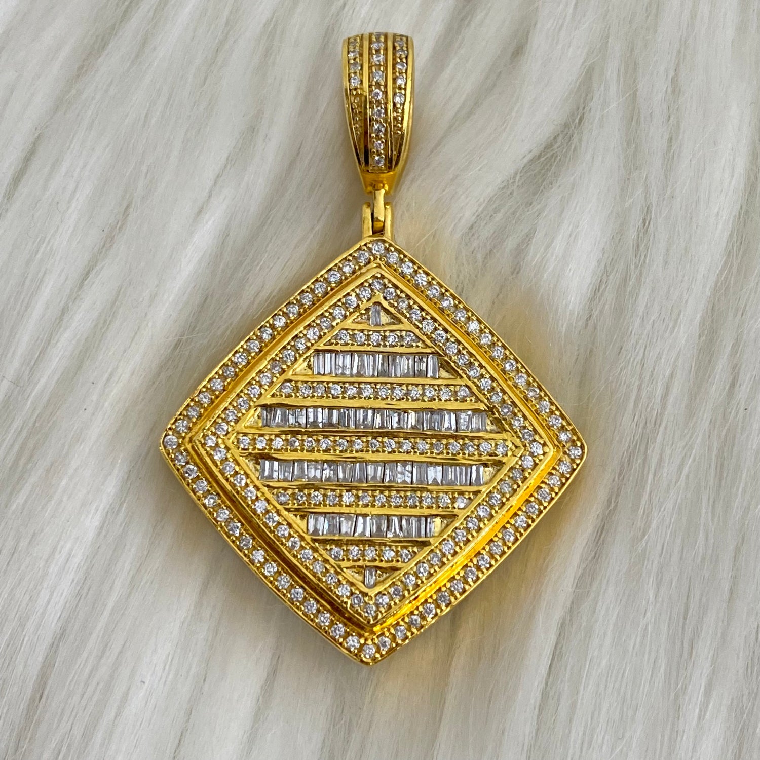 14K Yellow Gold Diamond Luxury Pendant Ct Dia Vs / 11.6gr / 2in