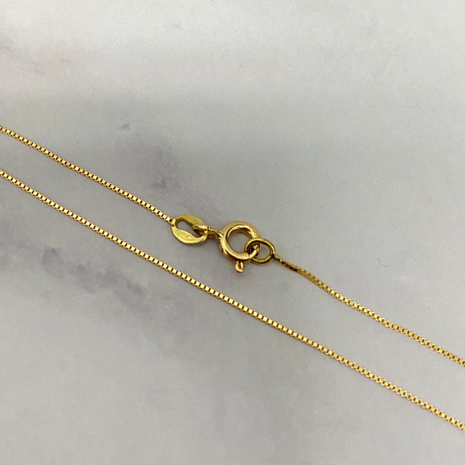18K Yellow Gold Letter A Mate Bordered Circle Jewelry Set Chain Box Link / 2.06gr / 0.6mm / 17.5in