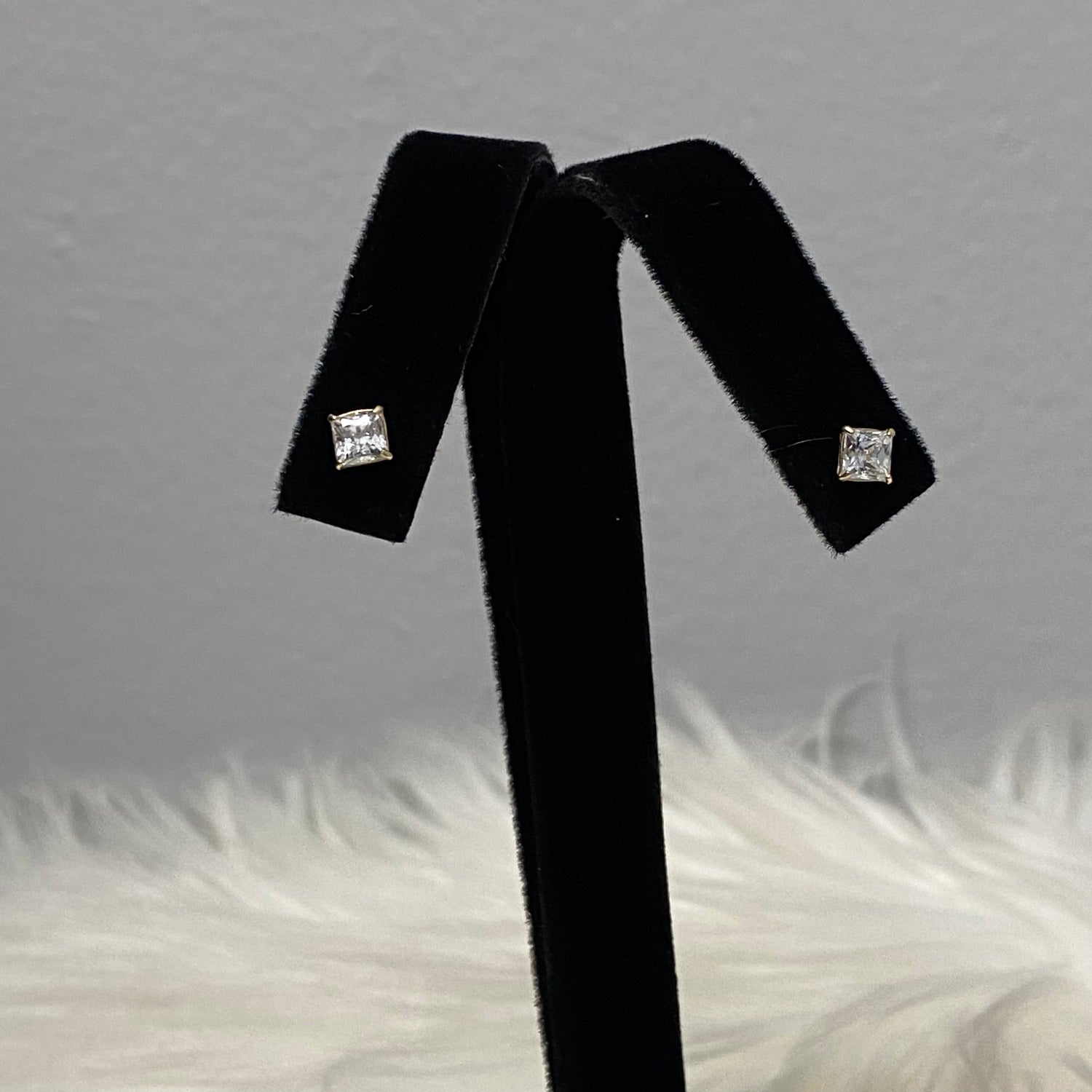 14K Yellow Gold Fashion Square Stud Earrings With Zircons / 0.61gr