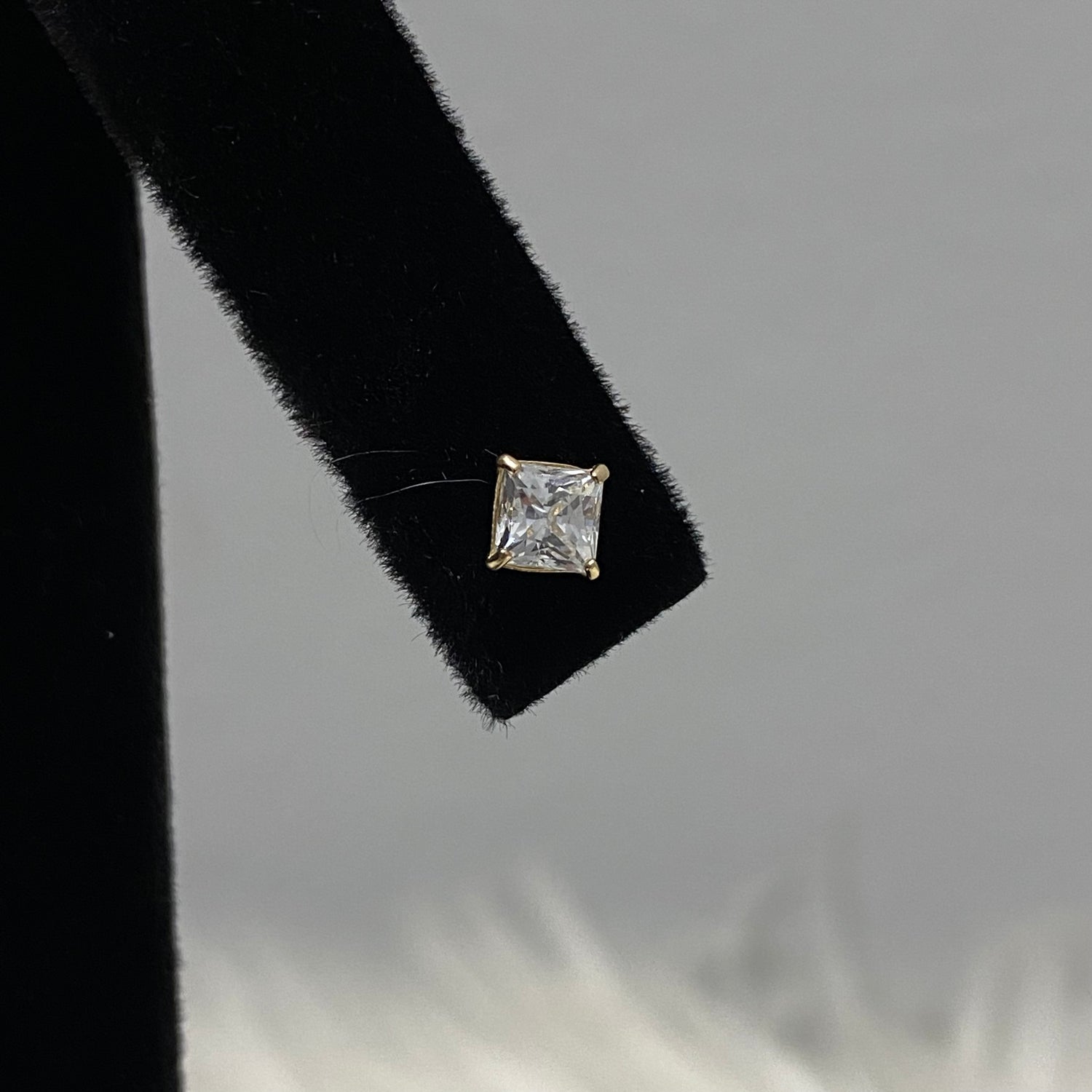 14K Yellow Gold Fashion Square Stud Earrings With Zircons / 0.61gr