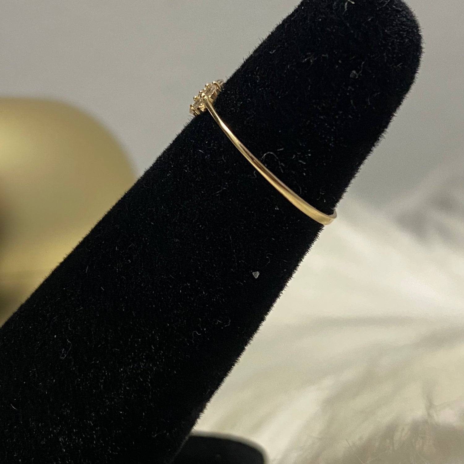14K Yellow Gold White Flower Ring With Zircons / 0.33gr