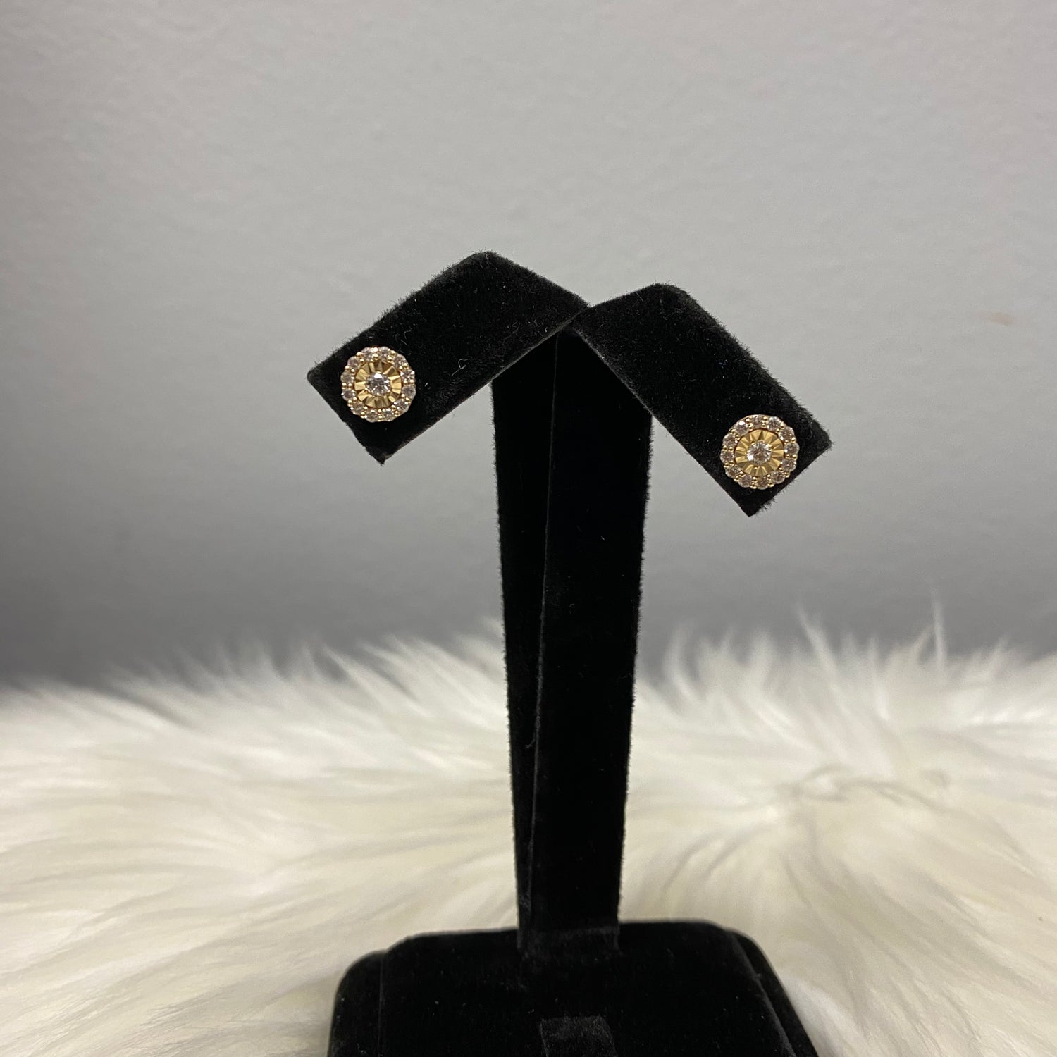 14K Yellow Gold Diamond Luxury Stud Earrings Ct Dia / 1.9gr