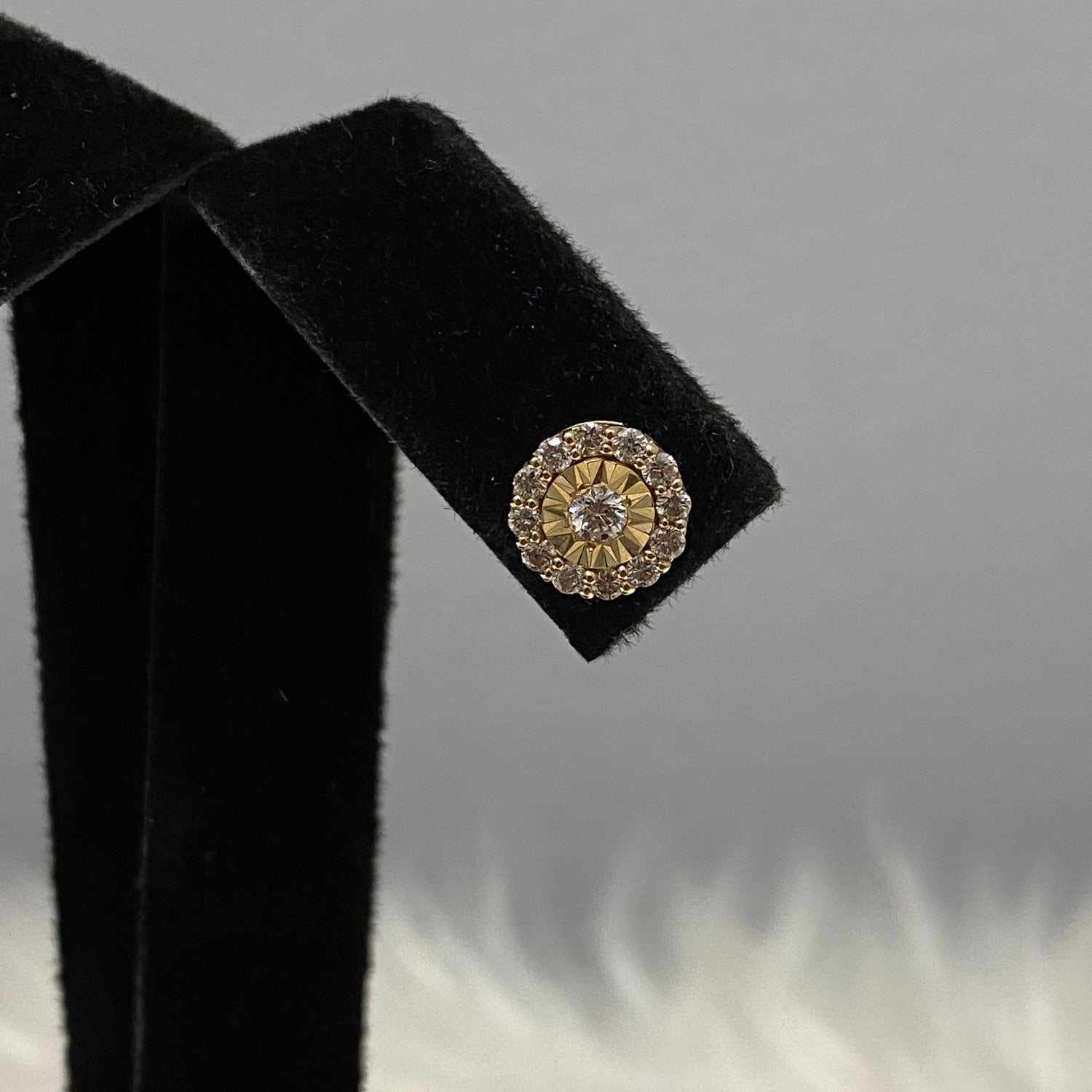 14K Yellow Gold Diamond Luxury Stud Earrings Ct Dia / 1.9gr