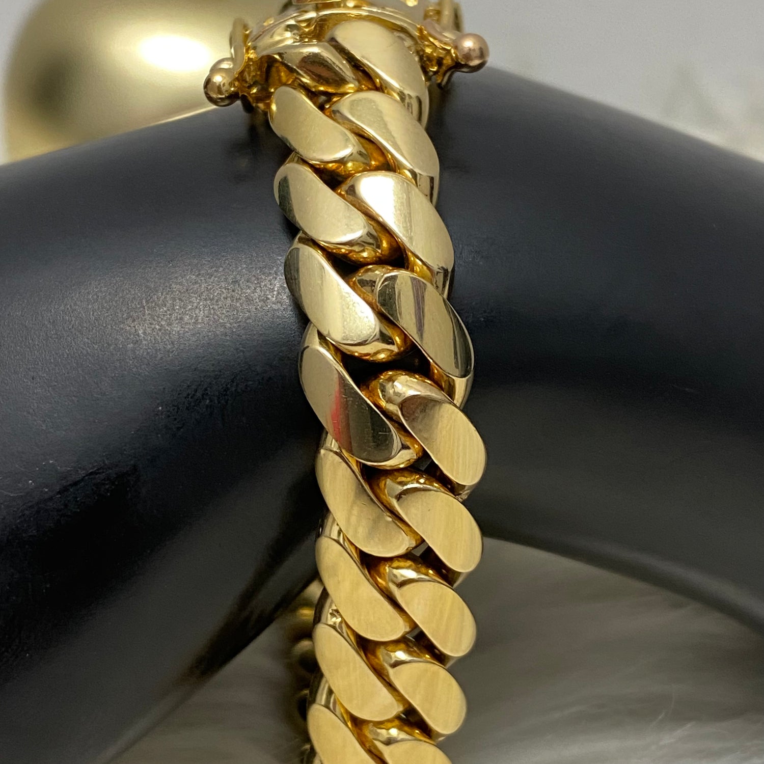 10K Yellow Gold Cuban Links Bracelet / 82.83gr / 12mm / 8.5in