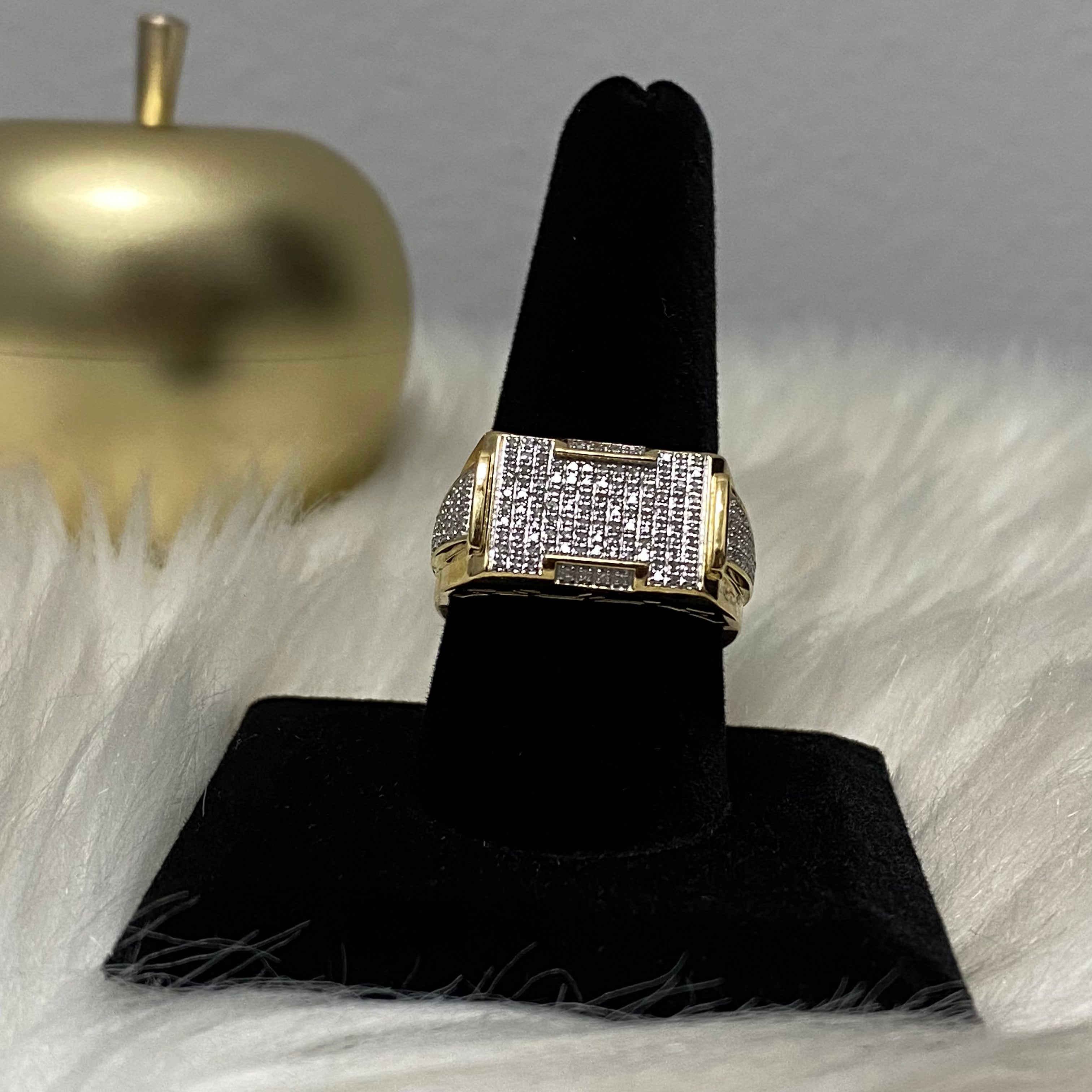 10K Yellow Gold Diamond Luxury Ring 0.32Ct Dia / 4.3gr / Size 10