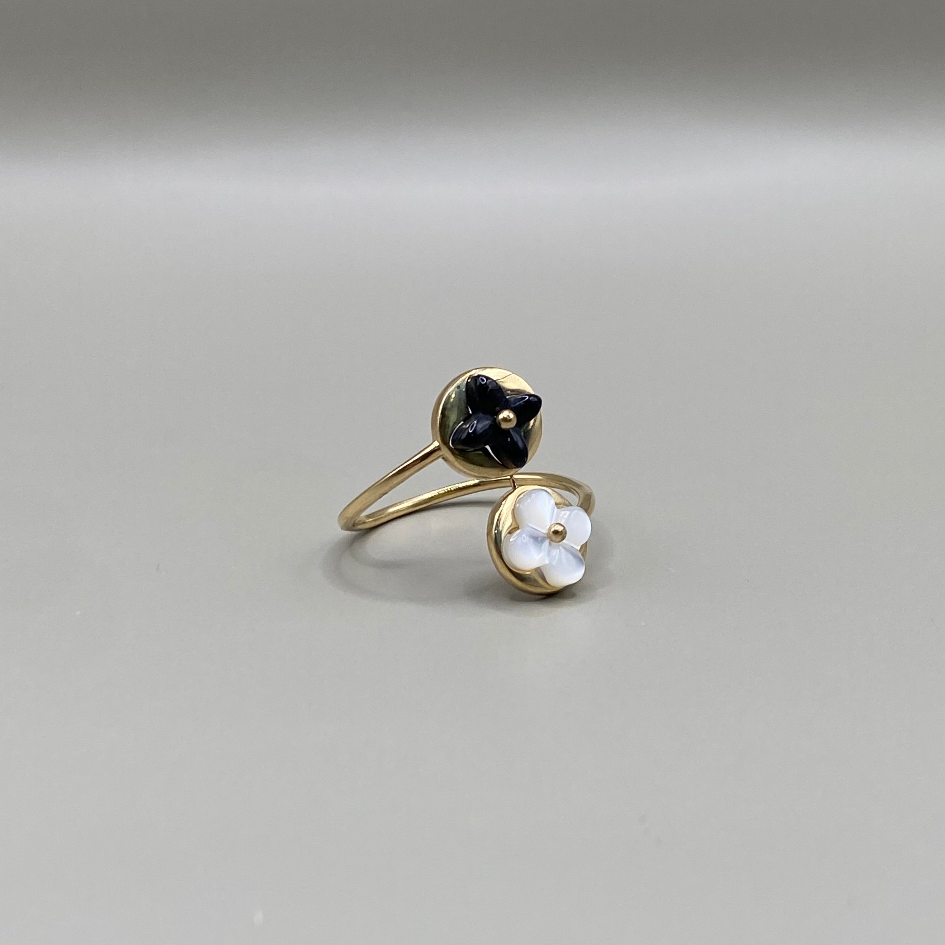 14K Yellow Gold Flower Black/White Ring / 2.3gr / Size 8