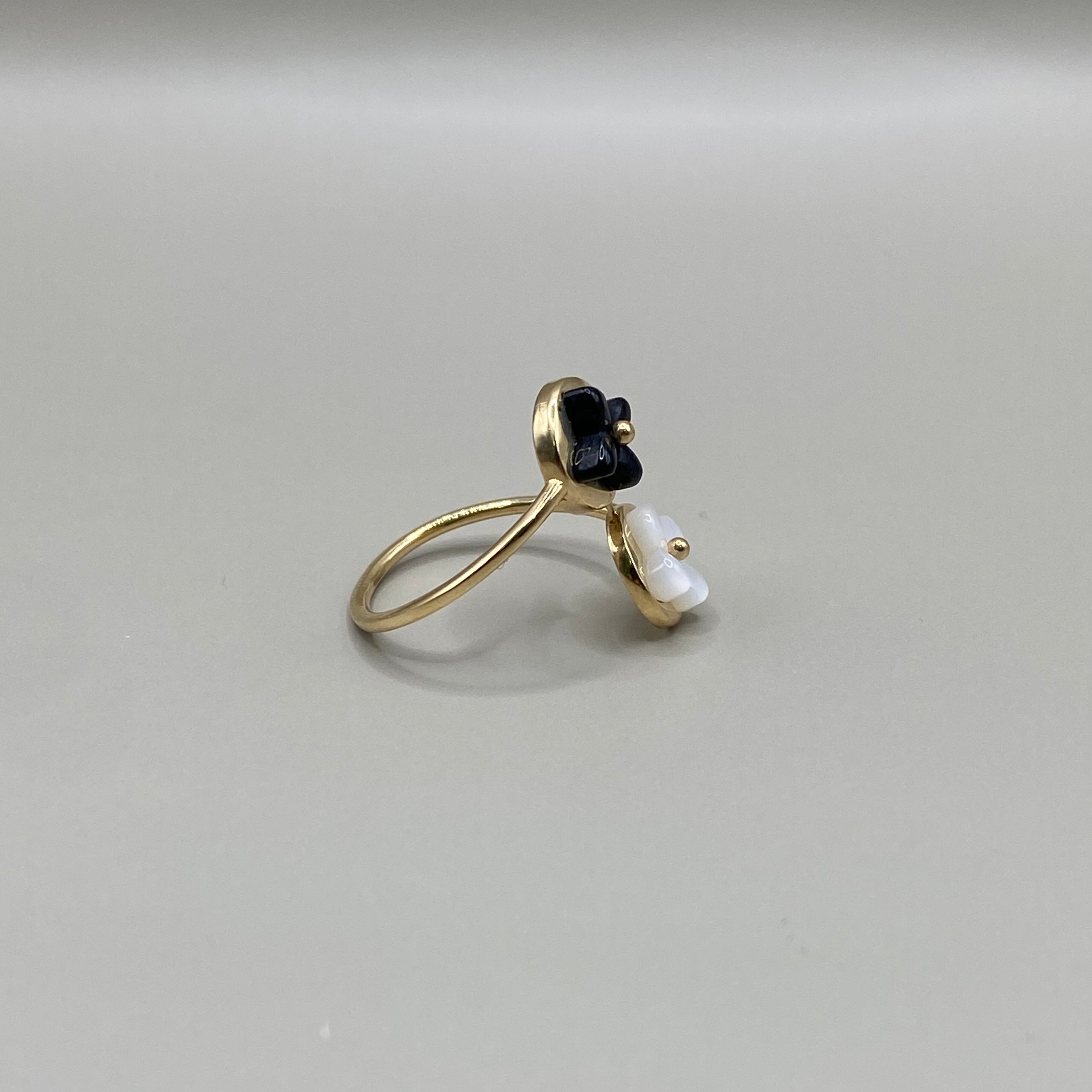 14K Yellow Gold Flower Black/White Ring / 2.3gr / Size 8