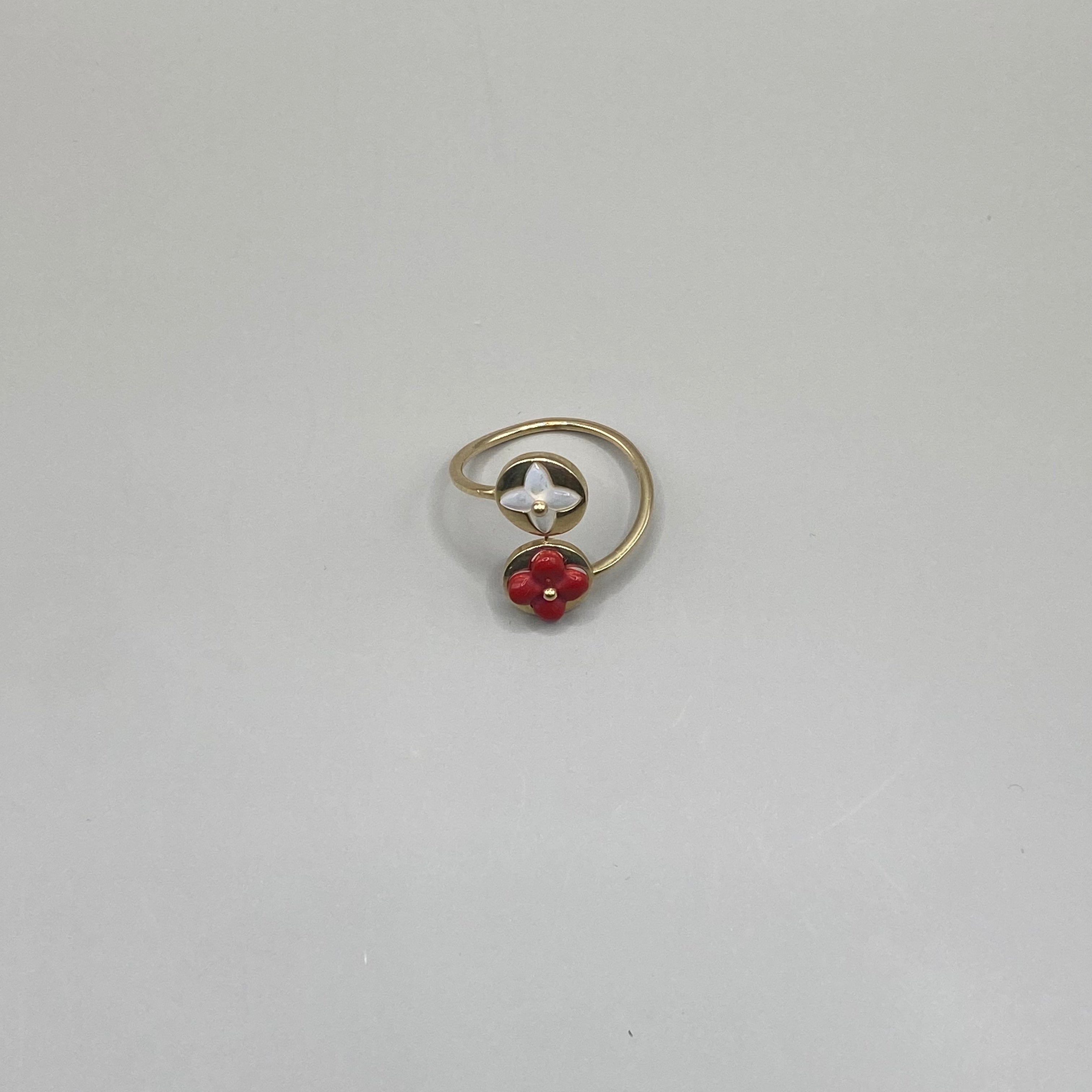 14K Yellow Gold Flower White/Red Ring / 2.2gr / Size 7.5