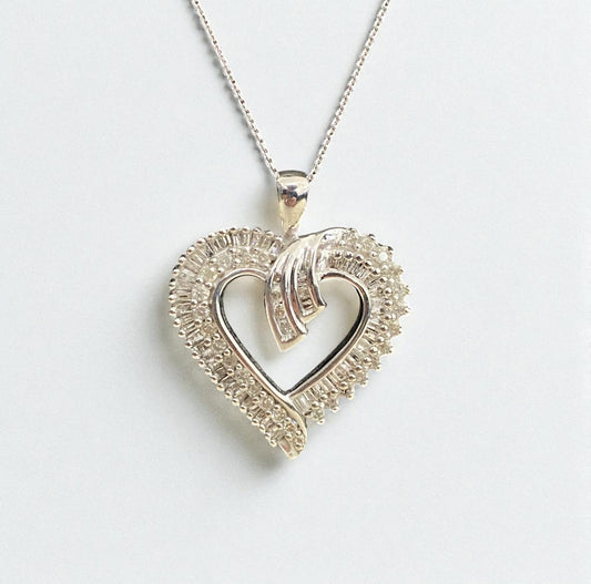10K White Gold Diamond Heart Pendant Ct Dia / 5.2gr