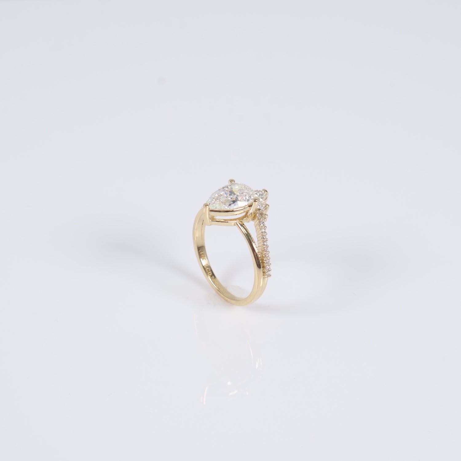 14K YG Lab Diamond Pear Cut Brilliant With Certificate Engagement Ring / 3.33gr / Sz 6.5 / 1.55Ct Lab Dia / F / VVS2