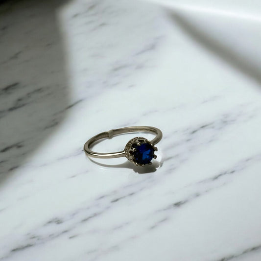 18K White Gold Lone Crown Ring With Blue Zircon / 2gr / Size 7