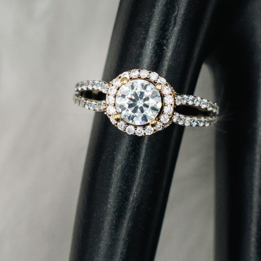 Round Diamonds Engagement Ring 10K Yellow Gold / 3.9gr / Size 6