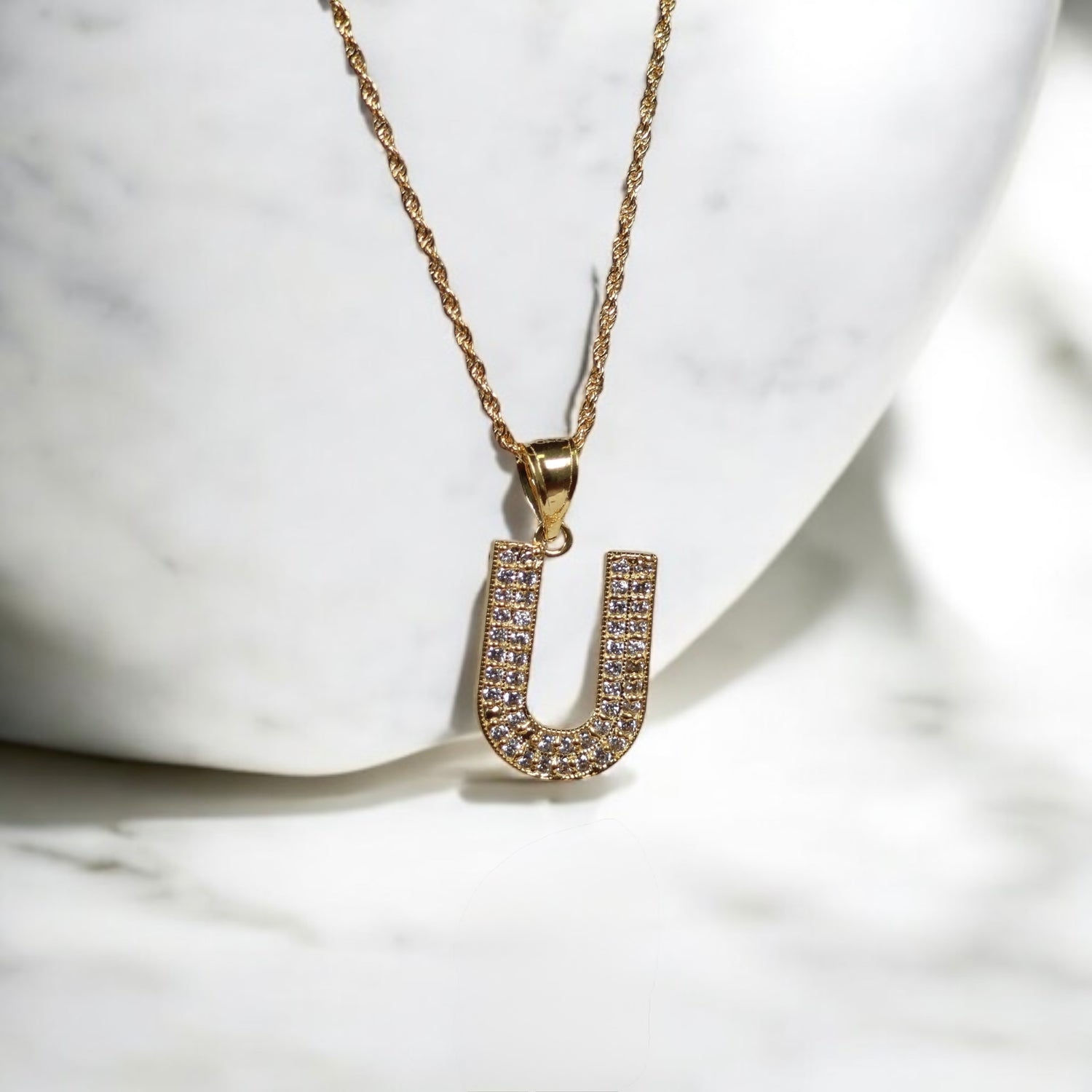 10K YG Letter U Pendant / 1.31gr / 0.9in / Zircons