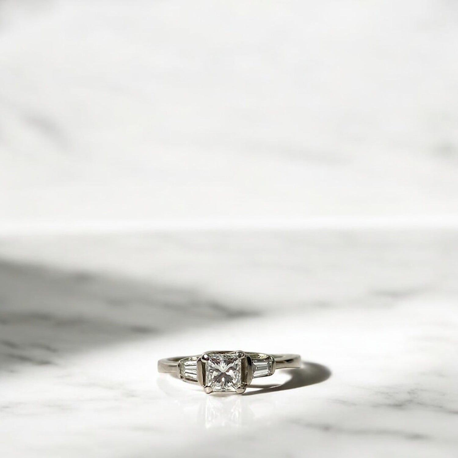 14K White Gold Luxury Engagement Ring With Diamond / 3.2gr / Size 8 1/2