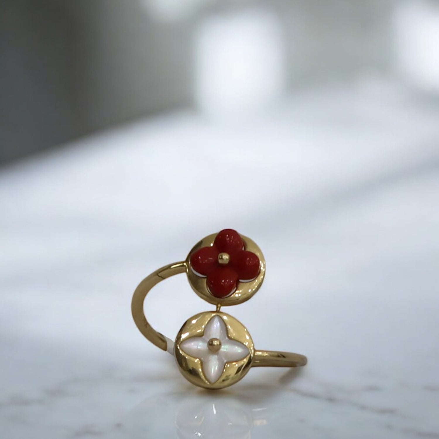 14K Yellow Gold Flower White/Red Ring / 2.2gr / Size 7.5