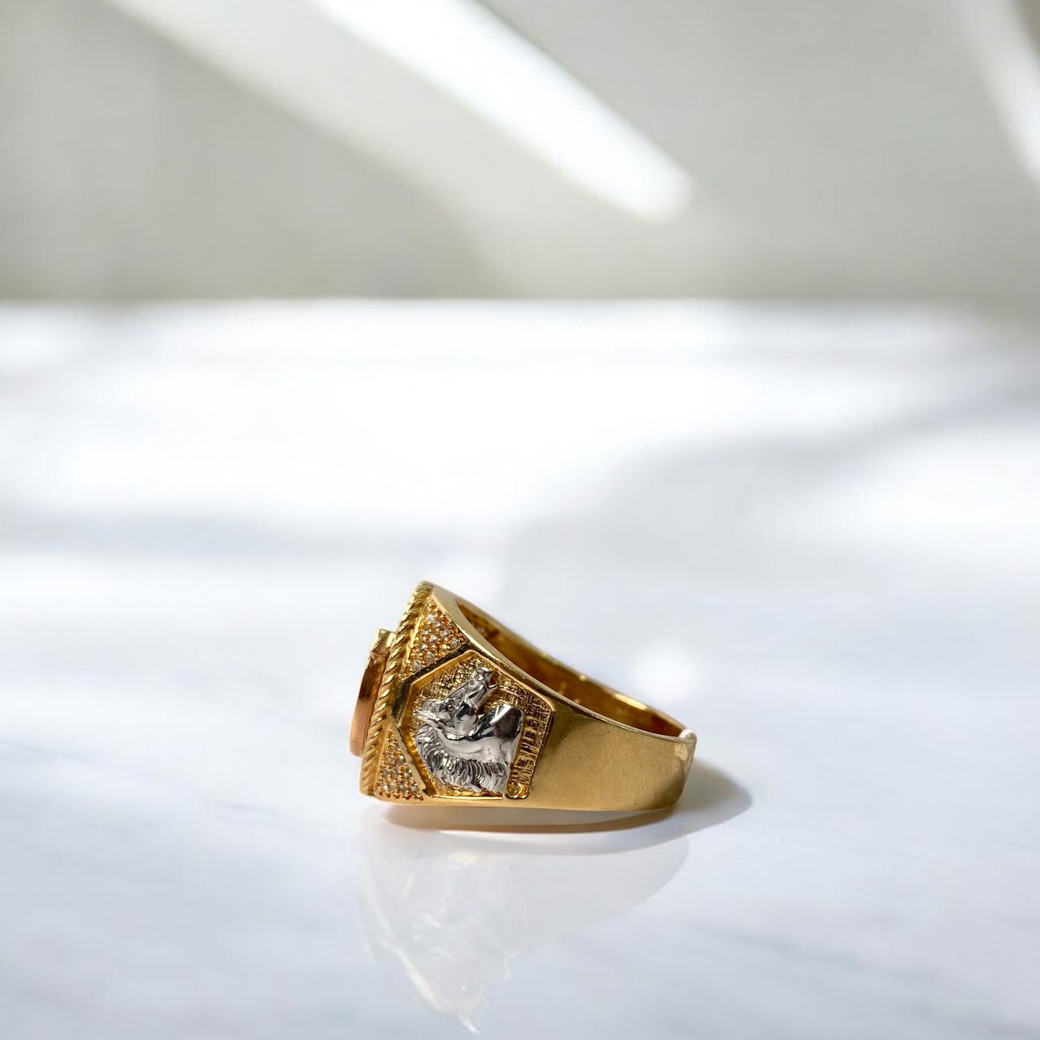 18K Three Colour Gold Horseshoe Ring With Zircons / 13.1gr / Size 10