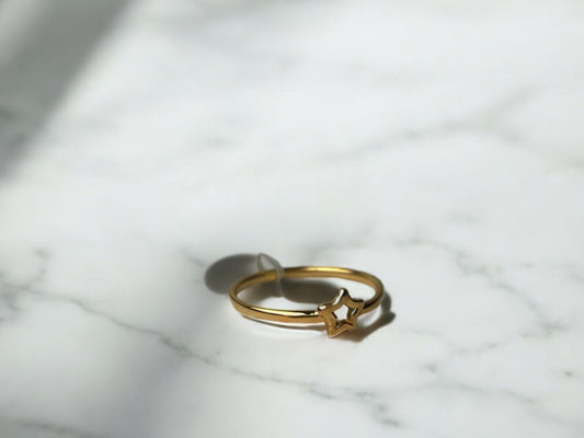 18K Yellow Gold Star Silhouette Ring / 1.4gr / Size 7 3/4