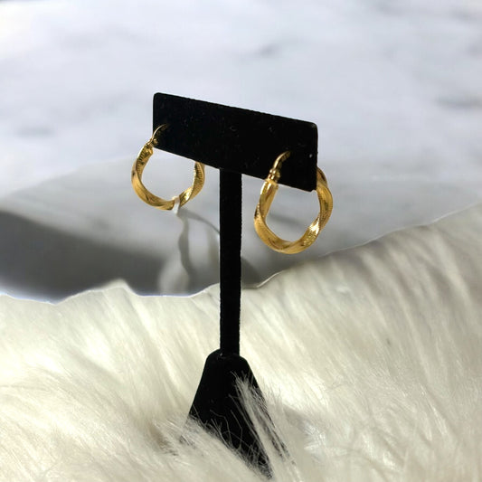 18K Yellow Gold Fashion Hoop Earrings / 1.75gr