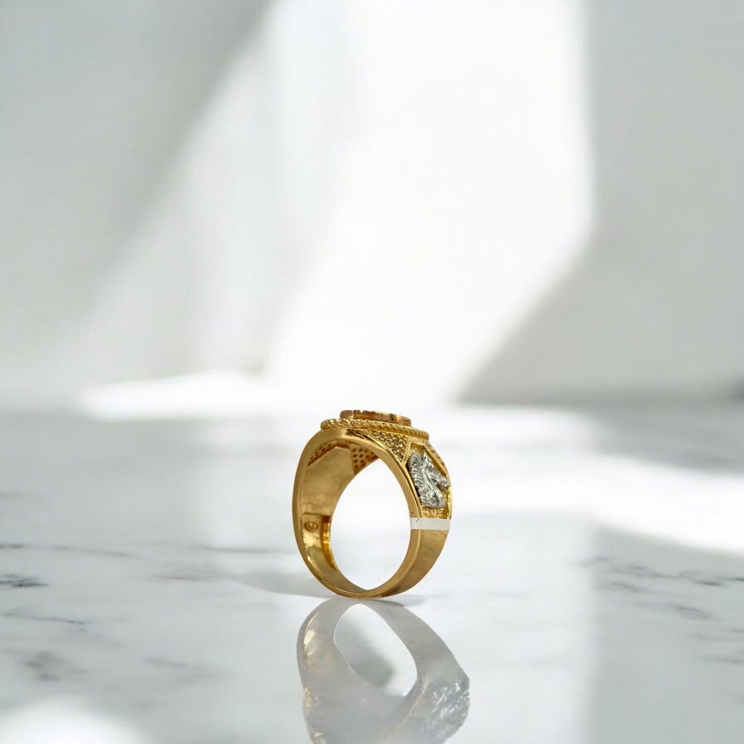 18K Three Colour Gold Horseshoe Ring With Zircons / 13.1gr / Size 10