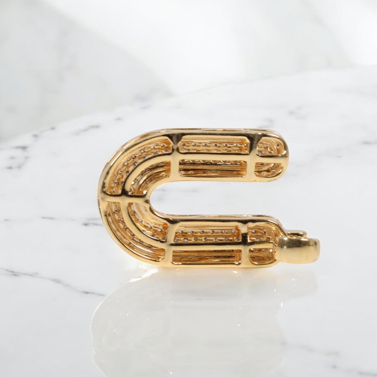10K YG Diamond Letter U Pendant / 2.74gr / 1.1in / 0.49Wt Dia