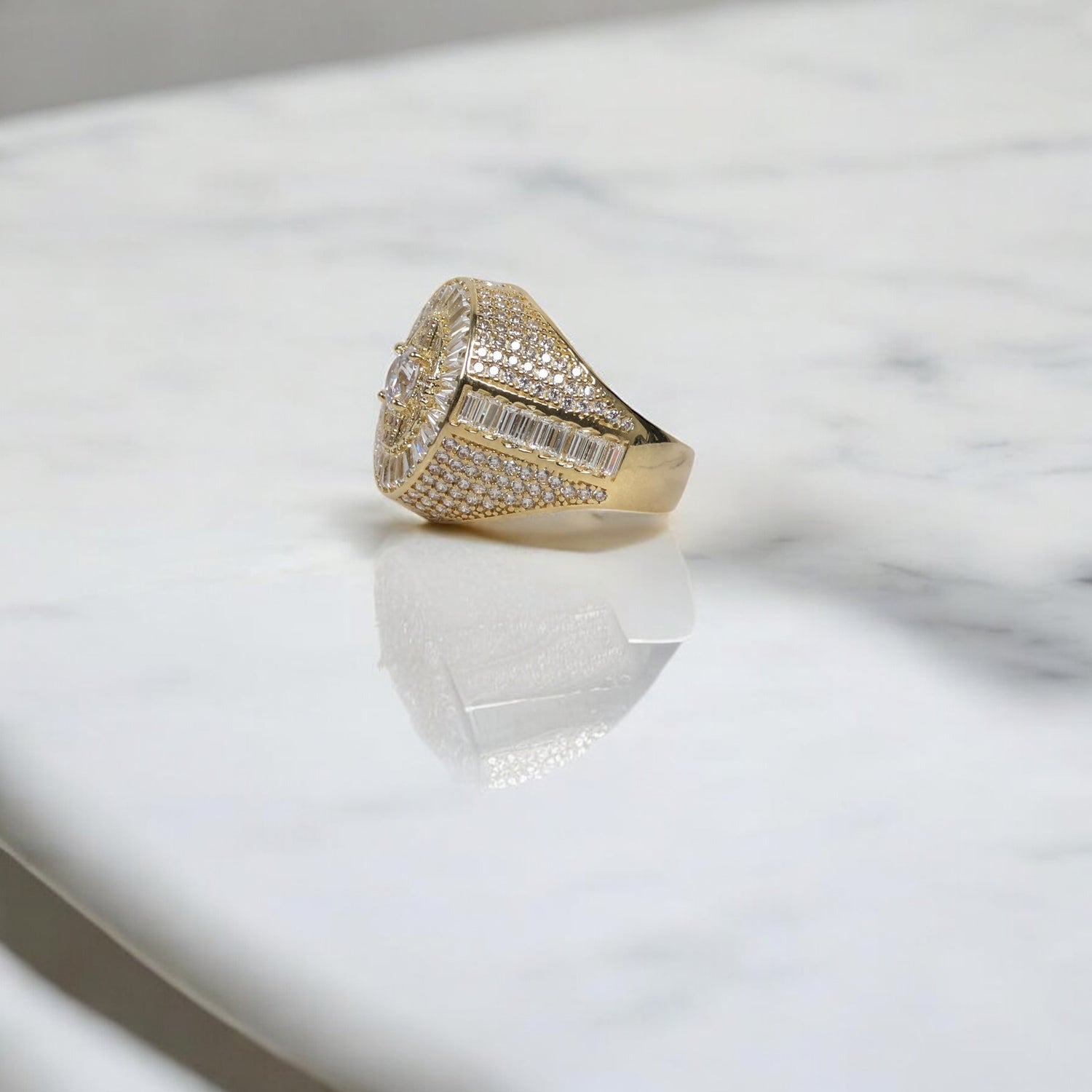 10K YG Luxury Round Rings / 9.55gr / Sz 9.5 / White Zircons